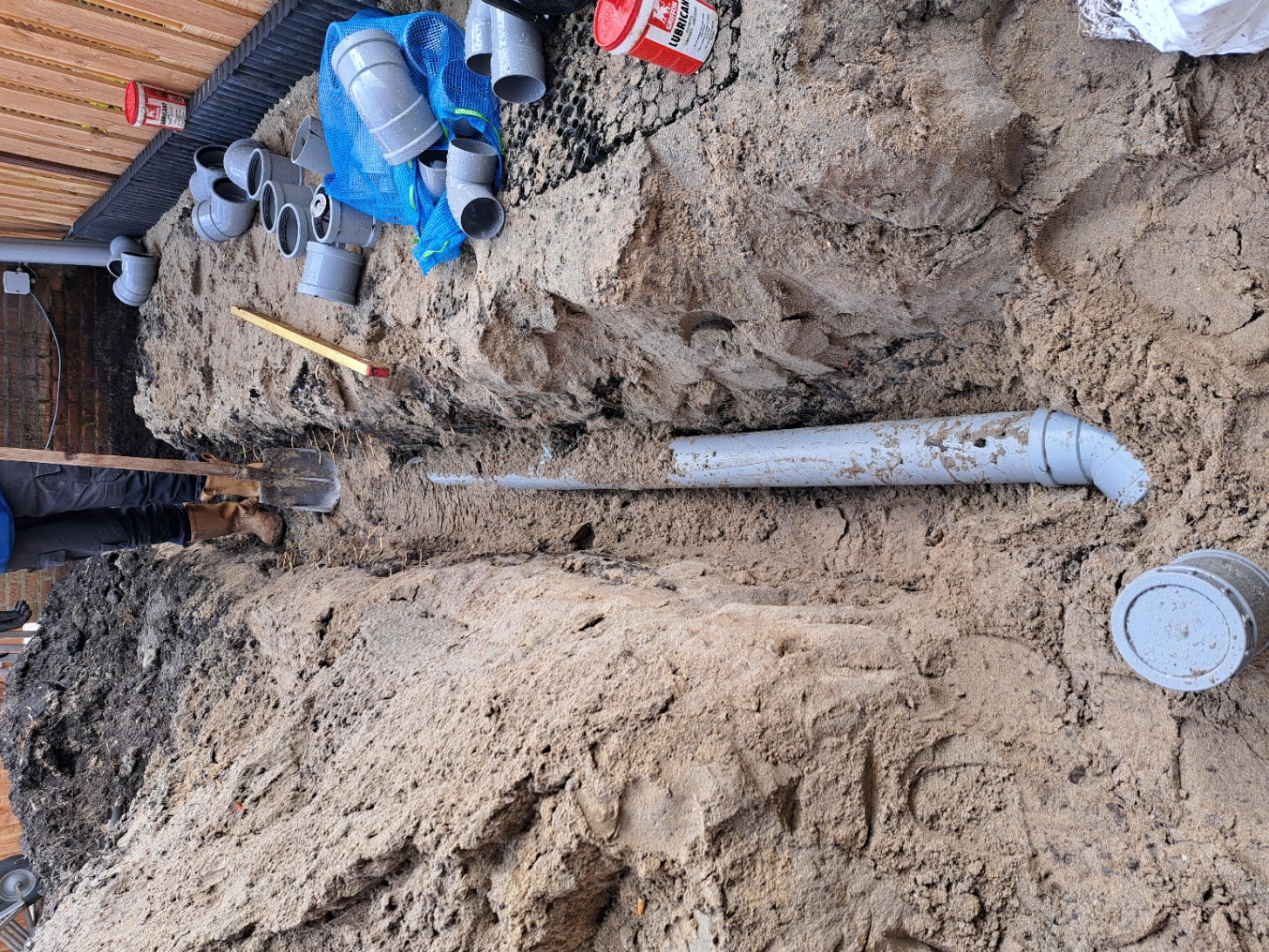 Aanleg PVC rioolleiding in tuin