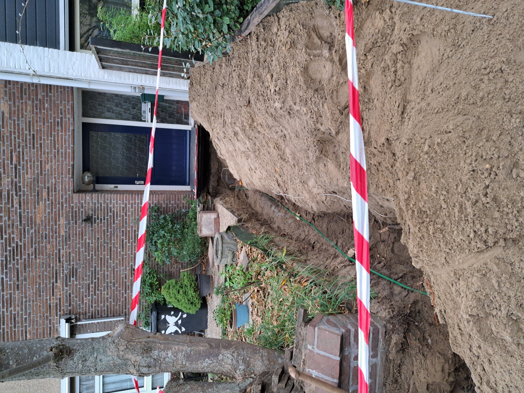 Voortuin uitgegraven voor rioolvernieuwing